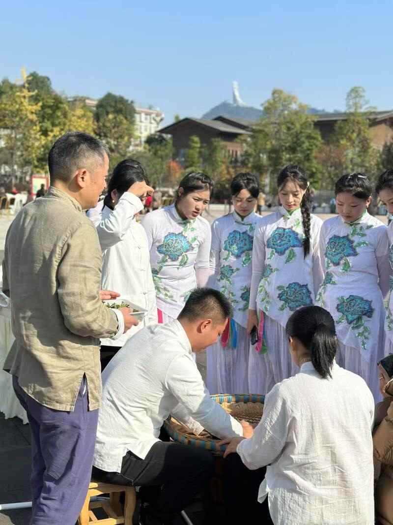 蒙顶黄芽非传统制作技艺传承人曾志东与优秀弟子受邀出席茶文化传承进校园活动 brand_alt_mark