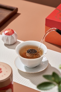 柑馨甜饴,茶醇润养 大益 大红柑润养茶礼上新 brand_alt_mark