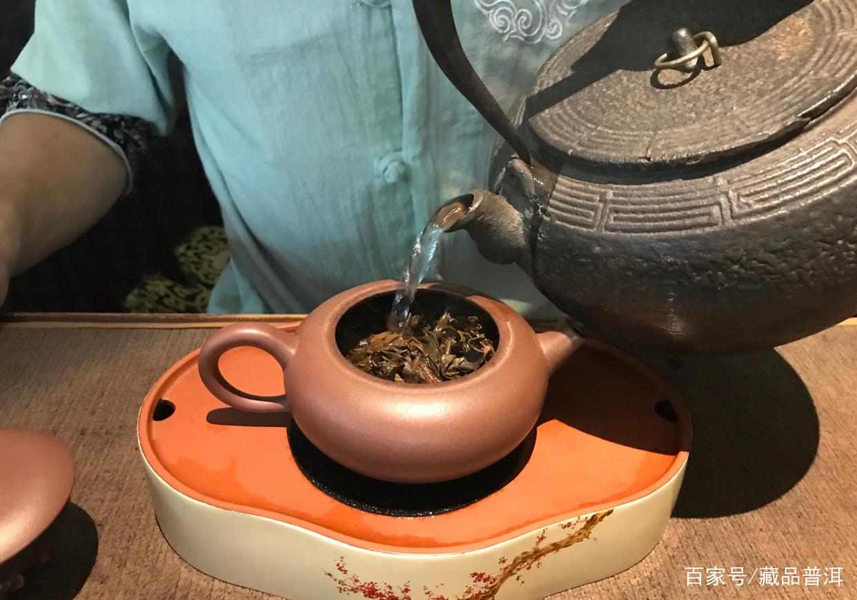普洱茶冲泡技巧：选择茶具、水温控制与醒茶方法全解析