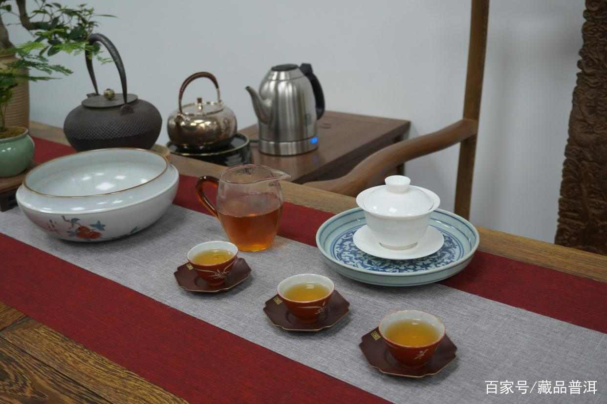 普洱茶盖碗选择指南：薄胎 vs 厚壁，如何挑选合适尺寸？