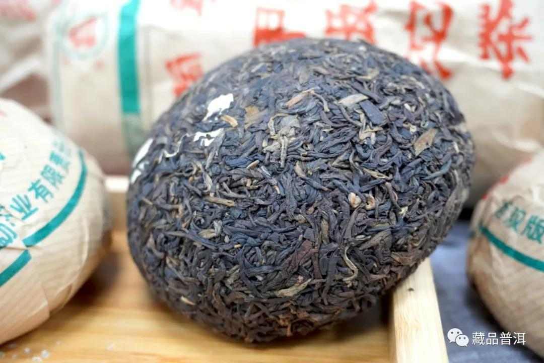 普洱知名品牌的经典茶：05年易昌号小饼、03年大益250克甲沱鉴赏