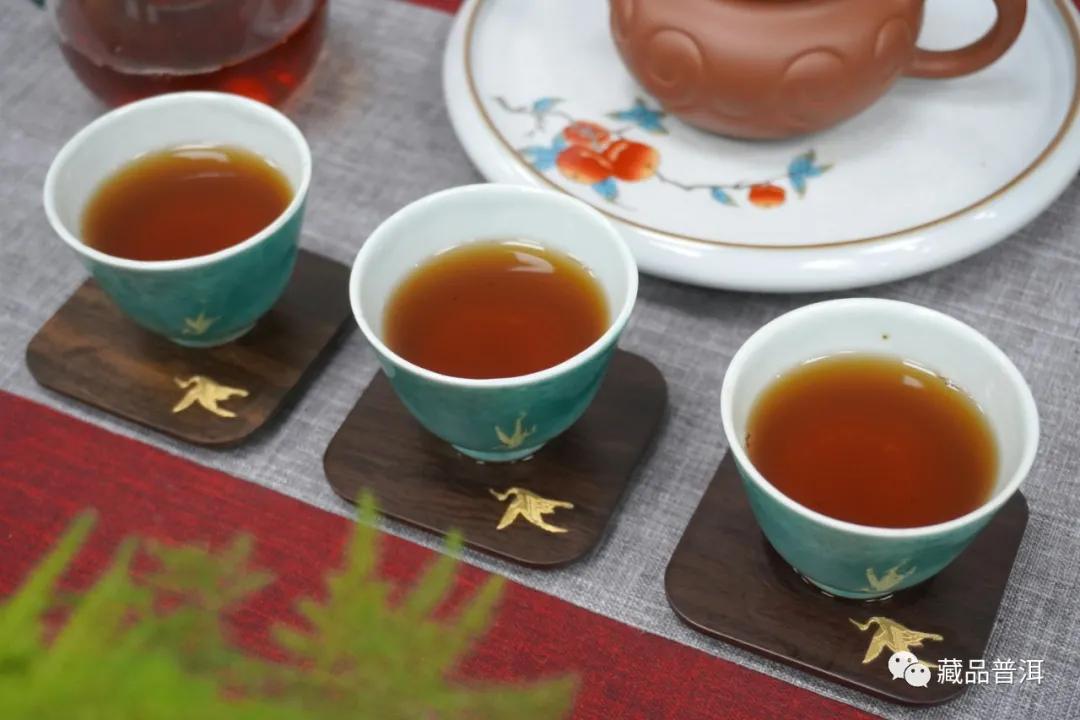 普洱知名品牌的经典茶：05年易昌号小饼、03年大益250克甲沱鉴赏