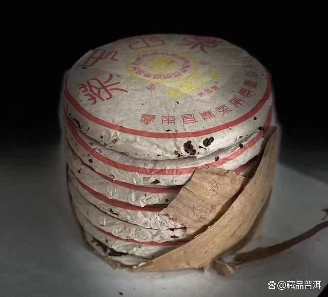昌泰2004年茶中王茶橡筋饼，易昌号御品等级，彰显易武风范！