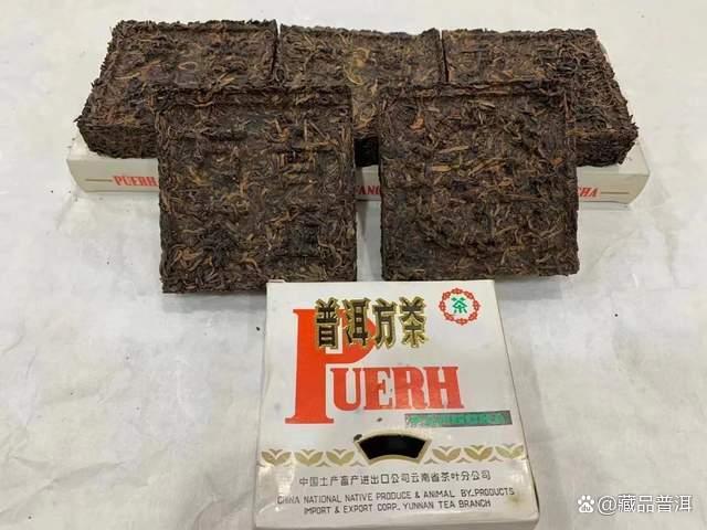 2002年大益紫斑砖普洱方茶深度解析,国营勐海茶厂收官之作品质如何 2002年大益紫斑砖普洱方茶深度解析,国营勐海茶厂收官之作品质如何
