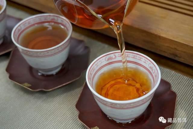 普洱老茶验货必备四大步骤：验大票看品相闻香气品茶汤