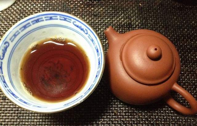 大益经典熟茶8592深度解析 紫天熟饼的配方特点与收藏价值