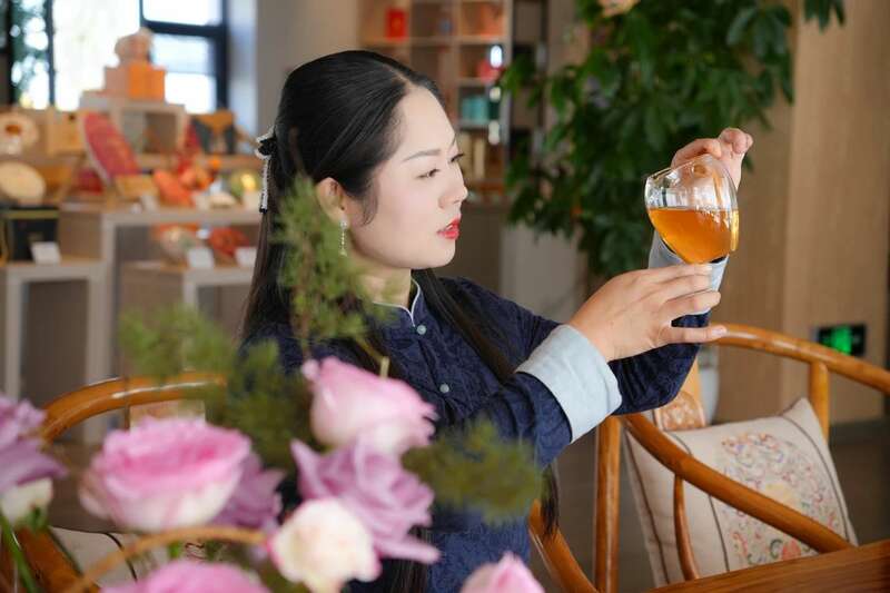 万市长虹陈料饼茶与古树饼茶品鉴体验,勐宋版纳茶区原料工艺解析 brand_alt_mark