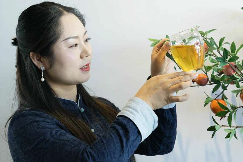 万市长虹陈料饼茶与古树饼茶品鉴体验,勐宋版纳茶区原料工艺解析 brand_alt_mark