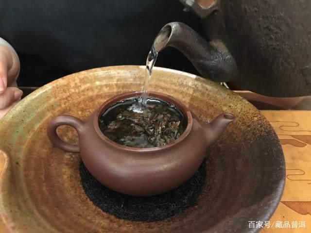 冲泡普洱茶如何让茶汤浓淡一致？行家经验分享，搭配小碎茶更好喝