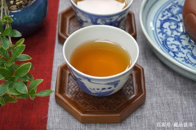 勐海茶厂易武一片叶来历揭秘，叶柄怀定制经典普洱茶品鉴