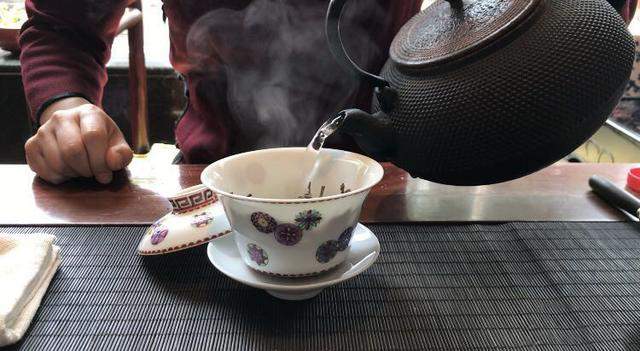 揭秘行家都在用的普洱试茶法，试茶和品茶有什么区别？