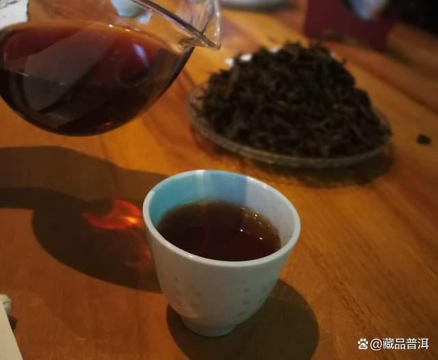 蓝印普洱圆茶：印级茶中经典传奇与陈年收藏价值