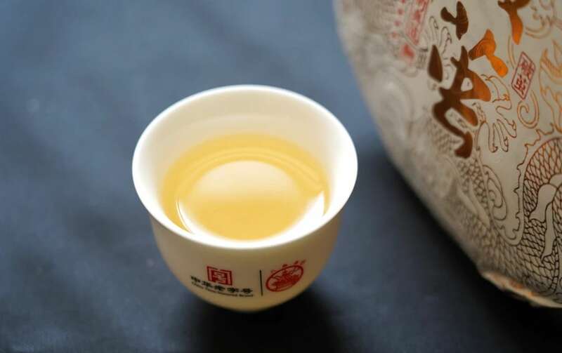 破茧成蝶的普洱生茶,匠心传承彰显自然力量 八角亭破茧 九年经典延续,破茧成茗
