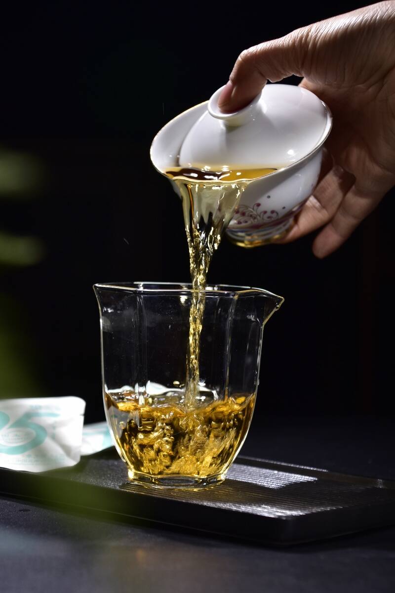 高山老茶饼陈香药韵与岁月沉淀的传承 2024年一头大象95小饼白茶:高山陈料,岁月沉淀