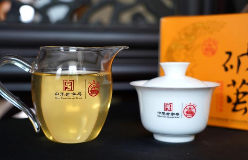 破茧成蝶的普洱生茶,匠心传承彰显自然力量 八角亭破茧 九年经典延续,破茧成茗