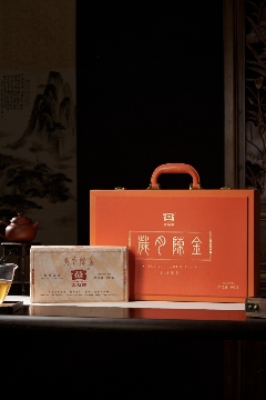岁月铸味，玉叶成金 大益999克生茶厚砖岁月陈金开启质感好礼