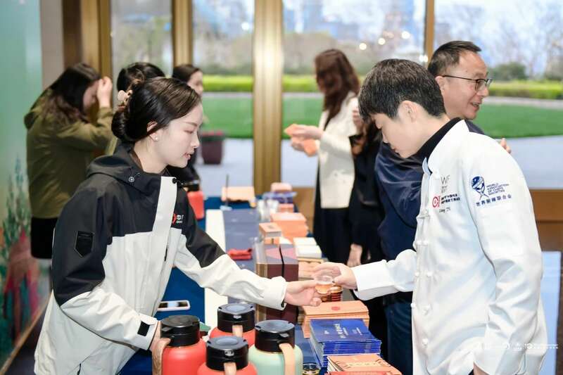 非遗茶品与中餐创新交融的文化盛宴 中茶云南携德昂酸茶亮相第四届 “寻” 中国传承与创新中餐厨艺挑战赛