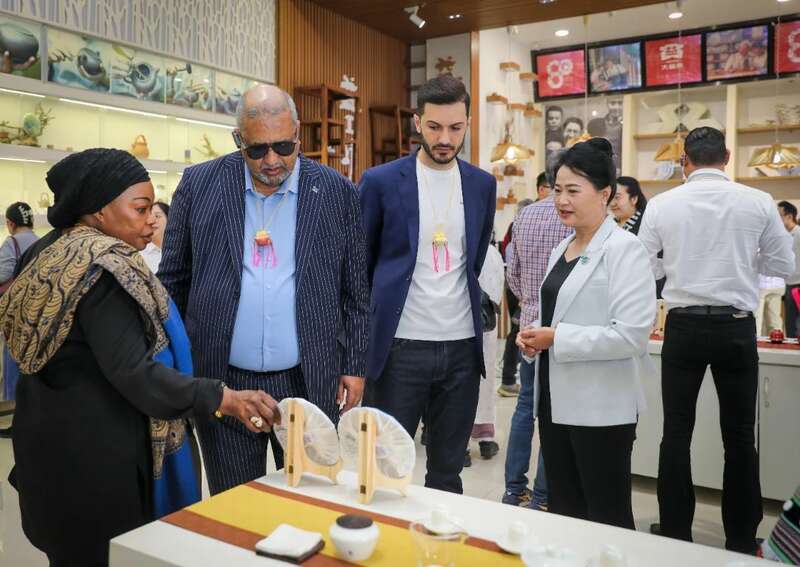 18国使节走进大益  共植友谊茶园，解码“茶香外交”的中国式浪漫