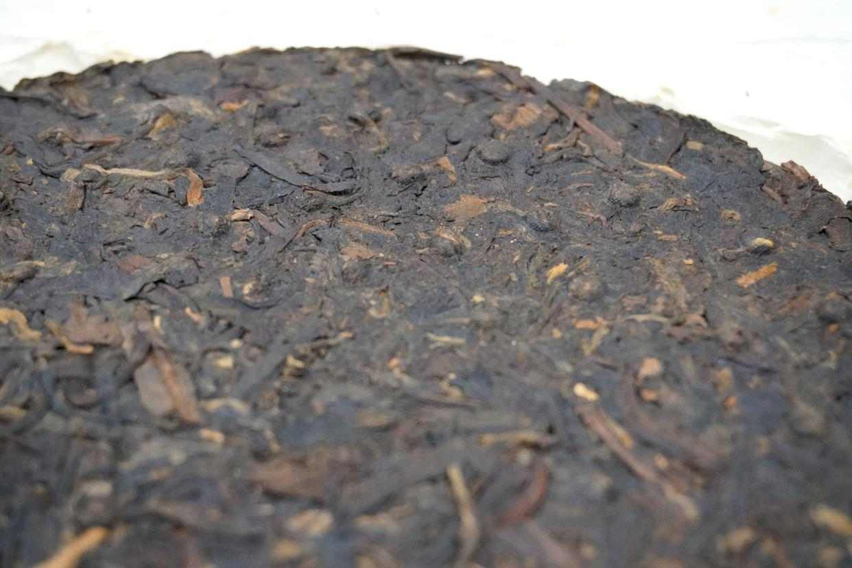 06年中茶红印8901铁饼，延续中茶红印风格，中老期普洱茶热门茶品