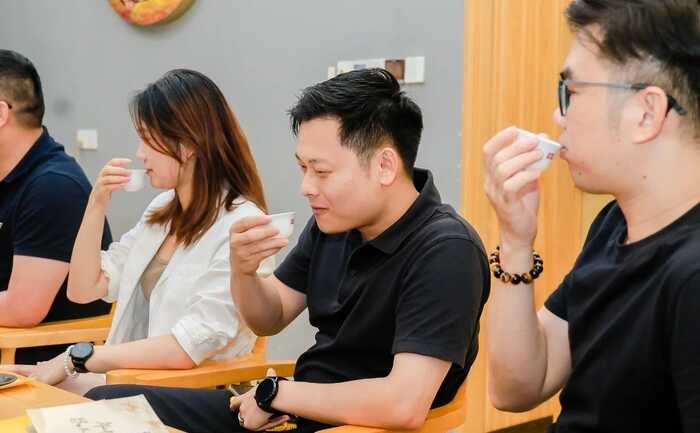 生态密码解锁茶香盛宴,新系列青砖引领收藏新风尚 大益“生态青砖”品藏会全国8城举办,500余名藏友一试钟情