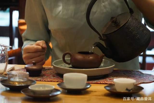 普洱老茶冲泡技巧：温醒与器皿选择全解析
