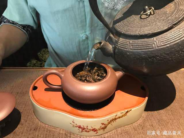 普洱老茶冲泡技巧：温醒与器皿选择全解析