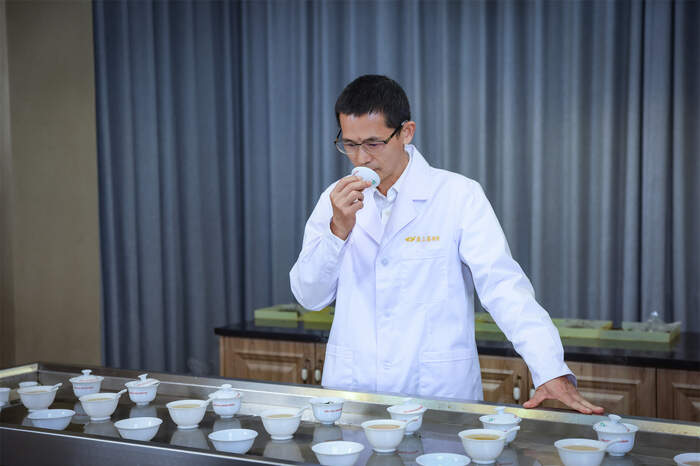武夷岩茶传统工艺科学化传承与未来四轮驱动路径 专家专访刘国英:以传承为本、技艺为脉,构建武夷岩茶的“真、变、道”产业新格局