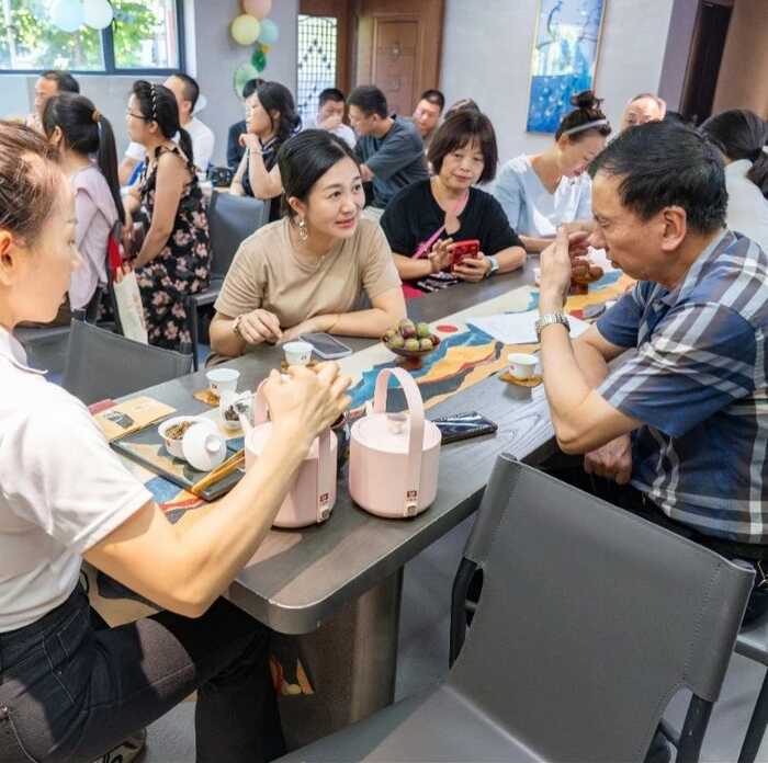 生态青砖启幕新篇章:文化品藏交流会探讨普洱茶产品价值 大益“生态青砖”品藏会全国8城举办,500余名藏友一试钟情