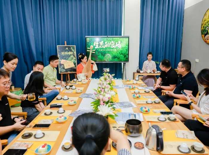 生态青砖启幕新篇章:文化品藏交流会探讨普洱茶产品价值 大益“生态青砖”品藏会全国8城举办,500余名藏友一试钟情