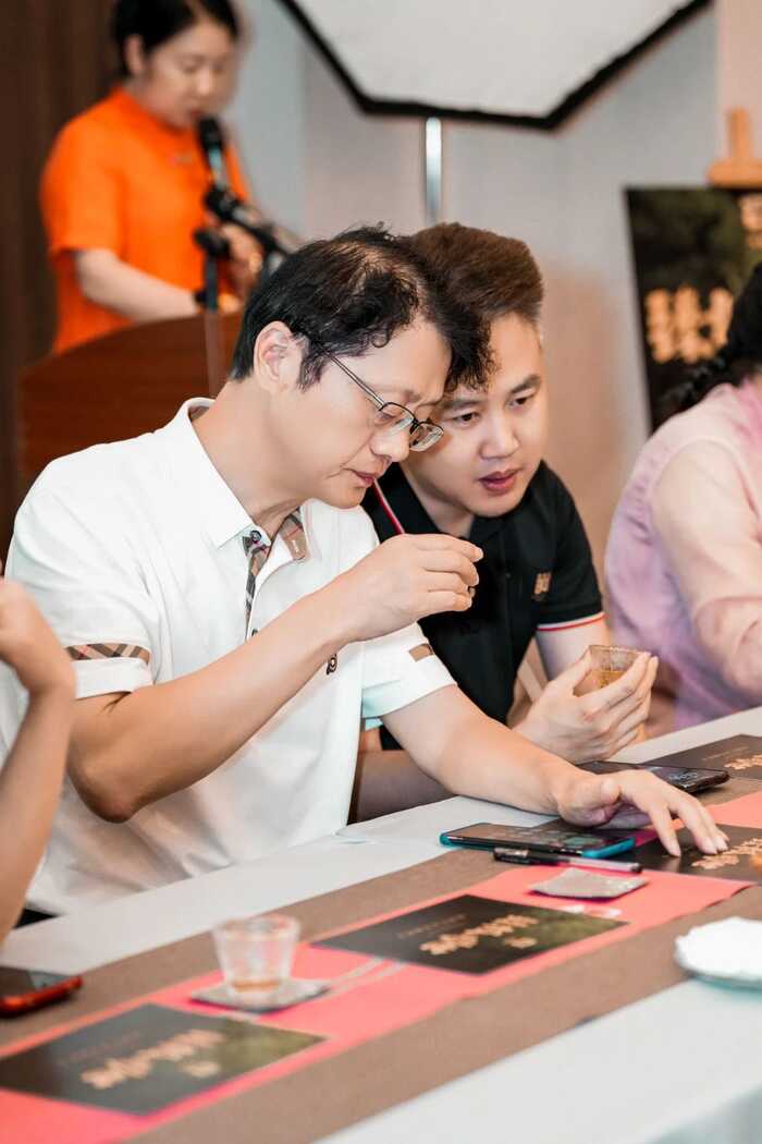 生态青砖启幕新篇章:文化品藏交流会探讨普洱茶产品价值 大益“生态青砖”品藏会全国8城举办,500余名藏友一试钟情