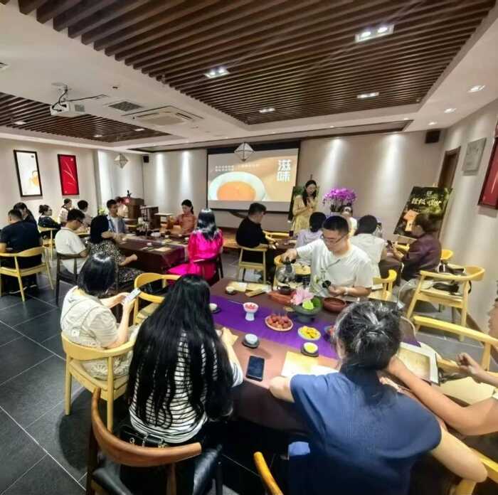 生态青砖启幕新篇章:文化品藏交流会探讨普洱茶产品价值 大益“生态青砖”品藏会全国8城举办,500余名藏友一试钟情