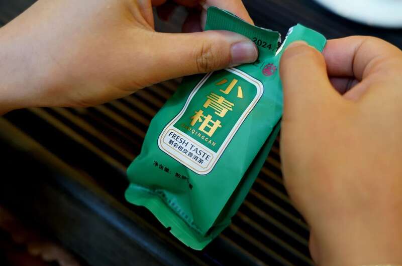 新会青柑普洱茶,双韵奇香唤醒夏日活力 一口鲜灵柑普茶,解锁你的夏日元气!新会柑皮x普洱熟茶,八角亭匠心之礼惊艳上市!