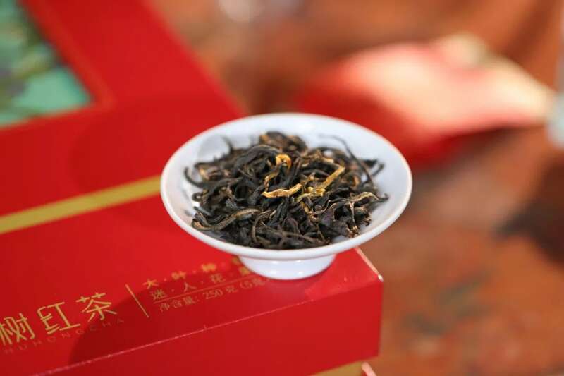 满堂红红茶寓意深远,赠礼佳选 润元昌满堂红:满堂红运盛,笑碰茶杯声