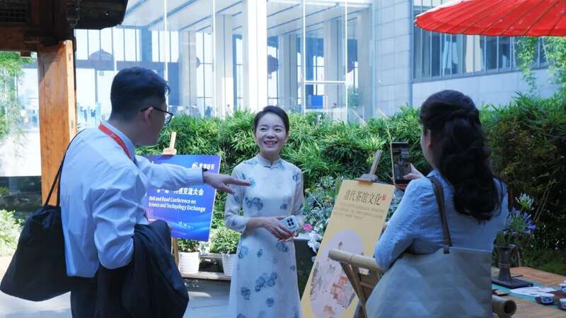 一带一路科技交流大会展现千年茶文化传承 一带一路”科技交流大会开幕 蒙顶山茶文化惊艳亮相“成都院子”
