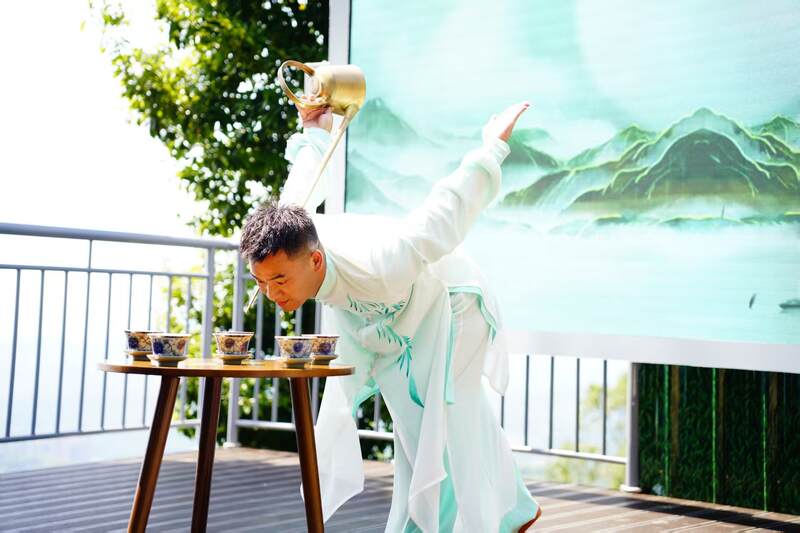 非遗茶酒匠心碰撞 共探传统技艺传承之路 蒙顶山茶香对话泸州老窖匠心:一场穿越千年的非遗共鸣
